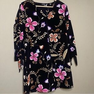 Express V-Neck Shift Dress Medium Black Dark Floral 3/4 Sleeve Knee Length